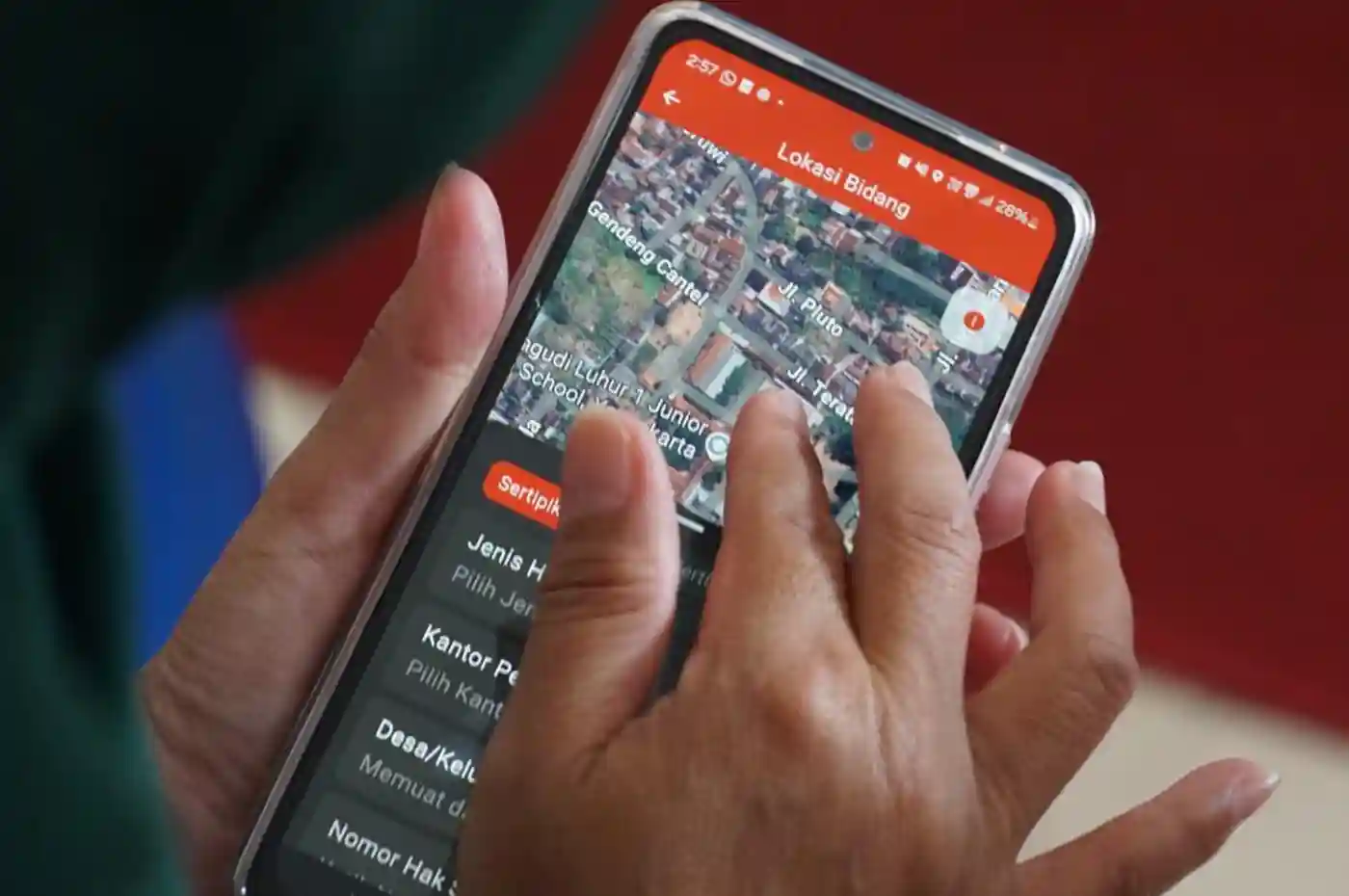 Warga menggunakan aplikasi Sentuh Tanahku di Kantah Yogyakarta