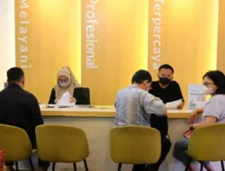 Warga mengurus sertipikat tanah di Kantah Jakarta Barat saat Ramadan