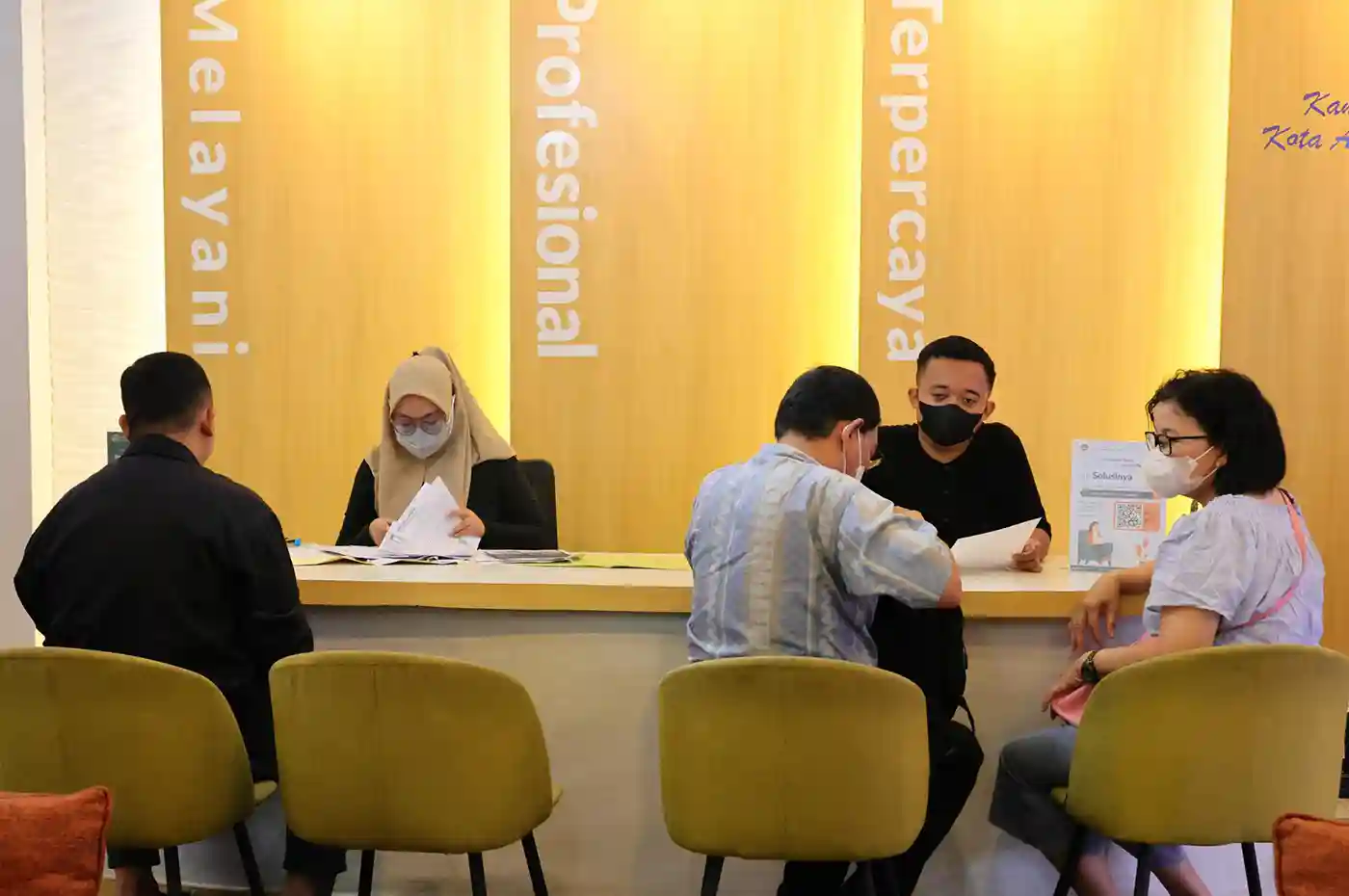 Warga mengurus sertipikat tanah di Kantah Jakarta Barat saat Ramadan