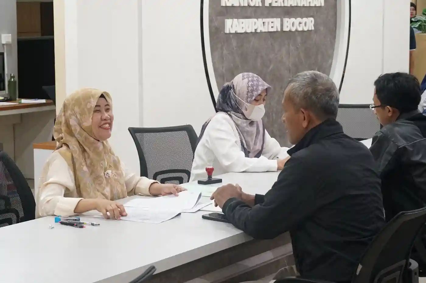 Warga mengurus sertipikat tanah melalui layanan PELATARAN di Kantah Bogor