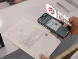 Warga mengambil Sertipikat Elektronik di Kantor Pertanahan Jakarta Barat