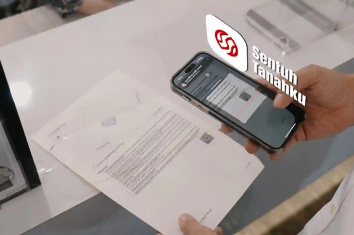 Warga mengambil Sertipikat Elektronik di Kantor Pertanahan Jakarta Barat