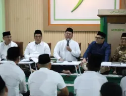 Menteri ATR Nusron Wahid saat buka puasa bersama di Masjid Nuurur Rahman Jakarta