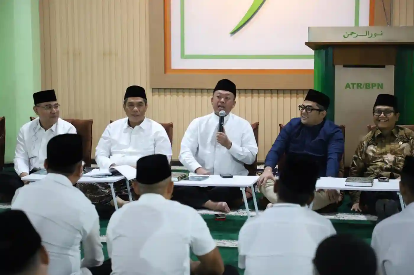 Menteri ATR Nusron Wahid saat buka puasa bersama di Masjid Nuurur Rahman Jakarta