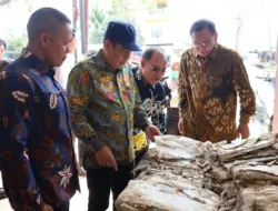 Petugas merestorasi arsip buku tanah yang rusak akibat banjir di Aceh