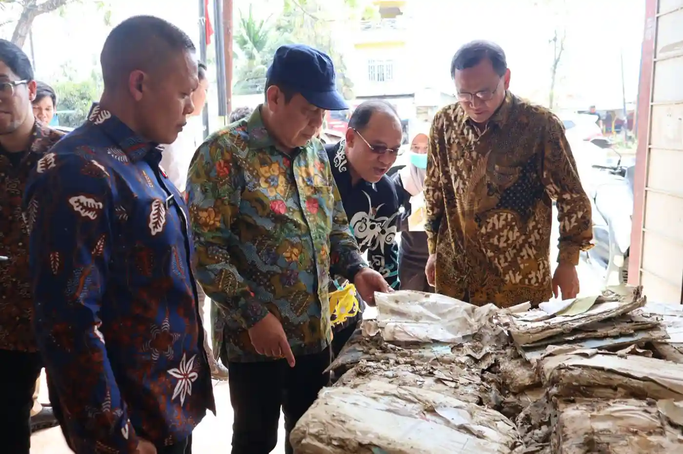 Petugas merestorasi arsip buku tanah yang rusak akibat banjir di Aceh
