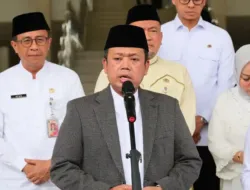 Nusron Wahid menyerahkan sertipikat tanah kepada Pramono Anung di Jakarta