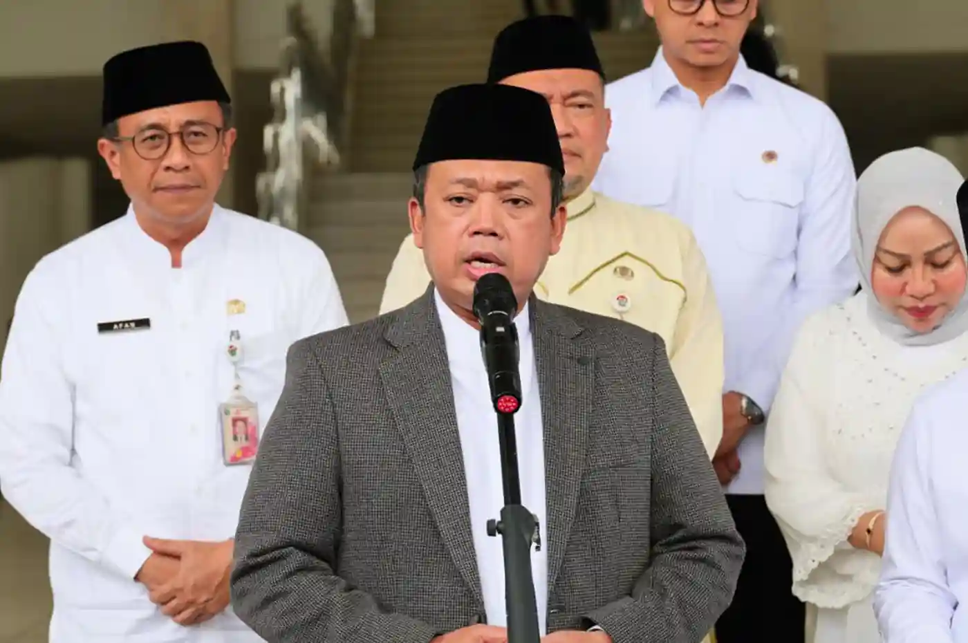 Nusron Wahid menyerahkan sertipikat tanah kepada Pramono Anung di Jakarta