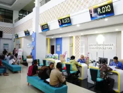 Warga mengurus dokumen pertanahan saat mudik Lebaran