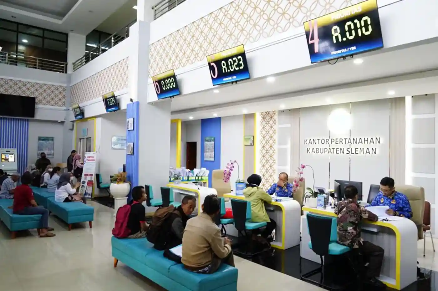 Warga mengurus dokumen pertanahan saat mudik Lebaran