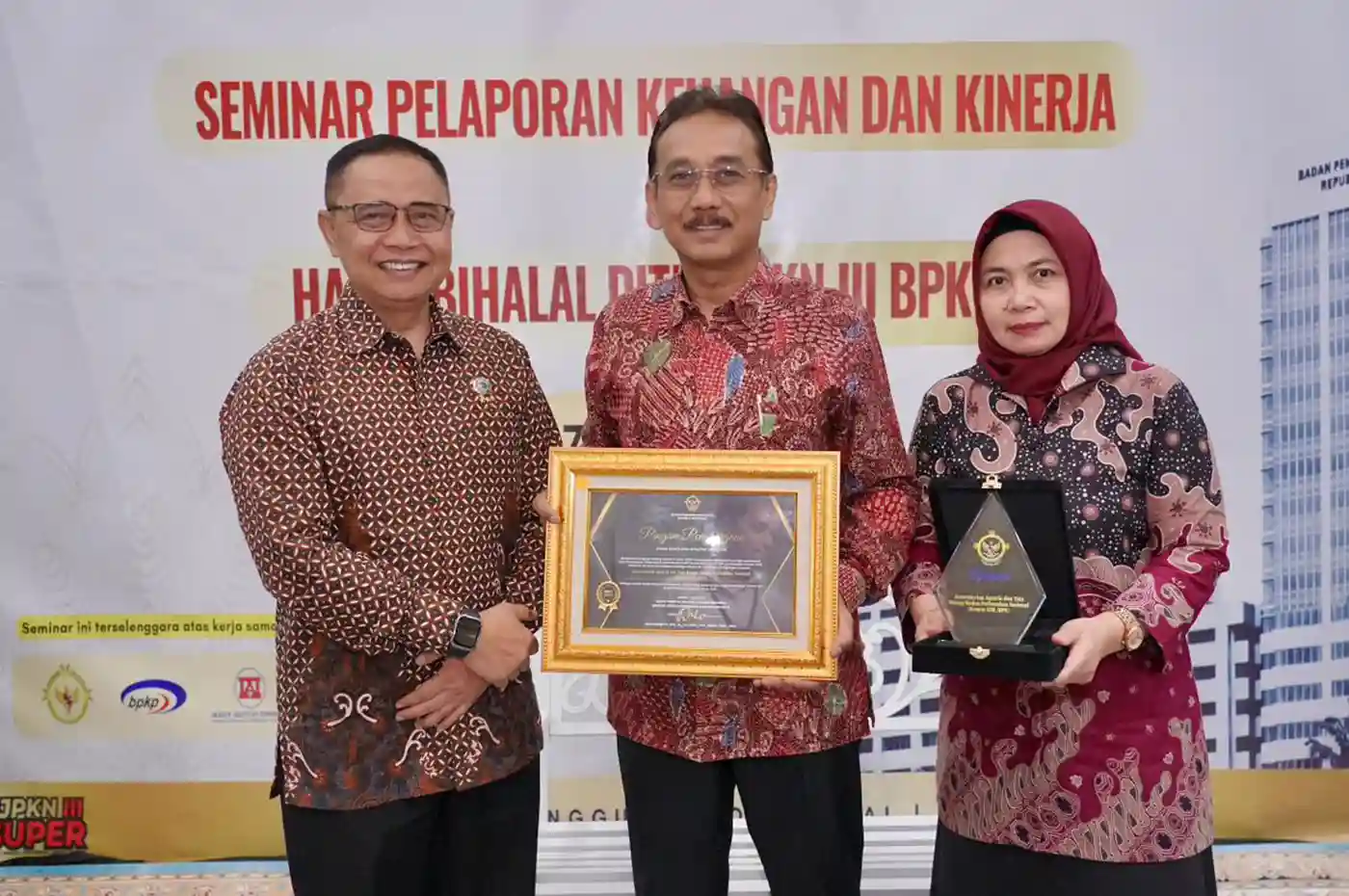 Penyerahan penghargaan BPK kepada Kementerian ATR/BPN di Jakarta