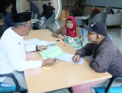 Warga mengurus sertipikat elektronik di Kantor Pertanahan Kabupaten Tangerang