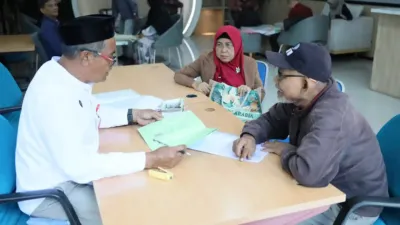 Warga mengurus sertipikat elektronik di Kantor Pertanahan Kabupaten Tangerang