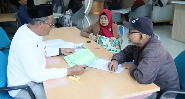 Warga mengurus sertipikat elektronik di Kantor Pertanahan Kabupaten Tangerang