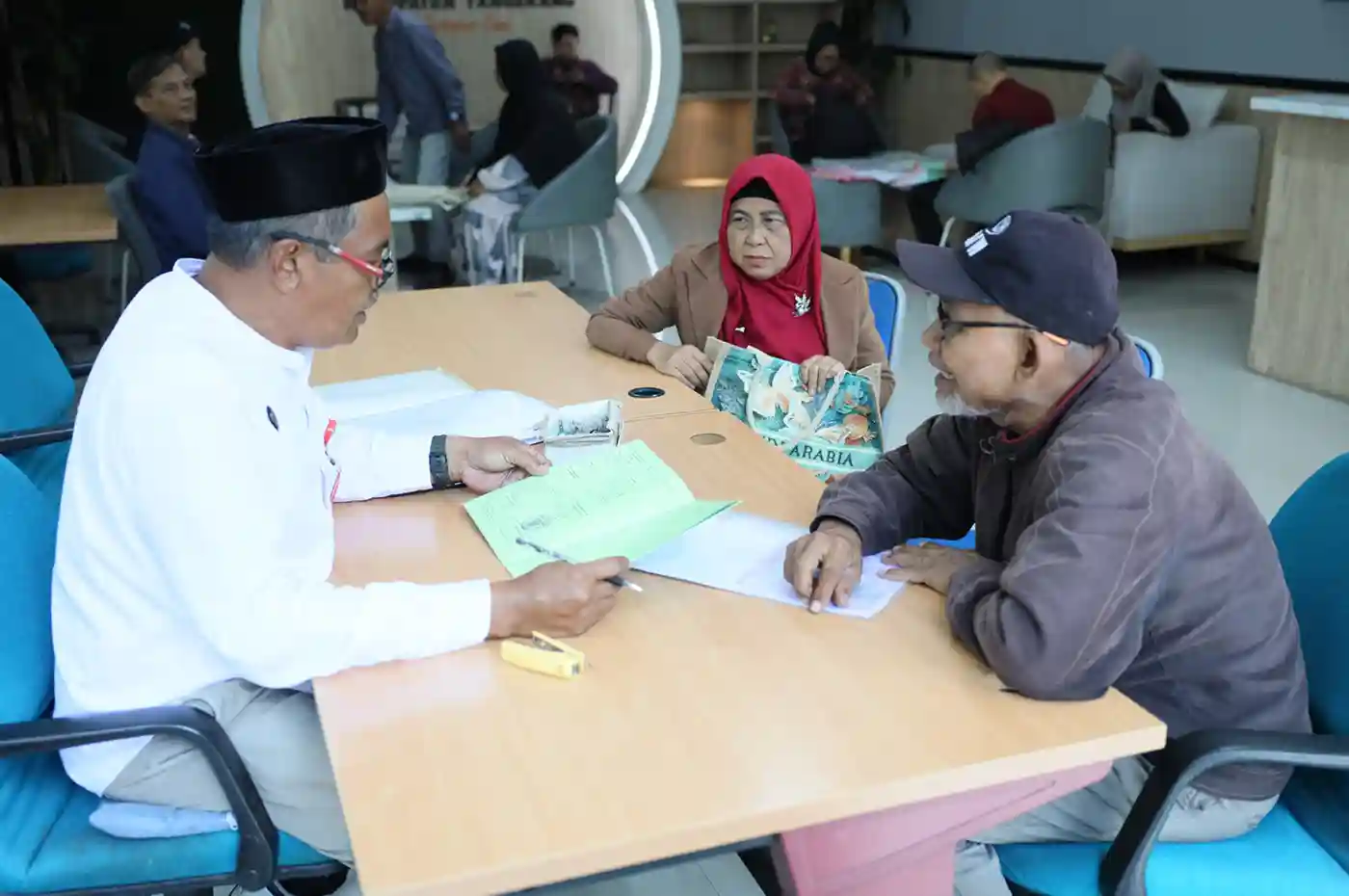 Warga mengurus sertipikat elektronik di Kantor Pertanahan Kabupaten Tangerang