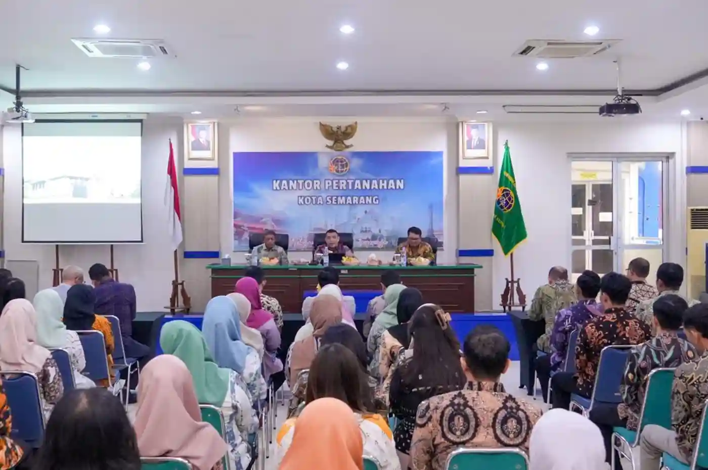 ossy dermawan di kantor pertanahan kota semarang