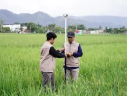 pengukuran tanah oleh petugas ATR BPN di lapangan