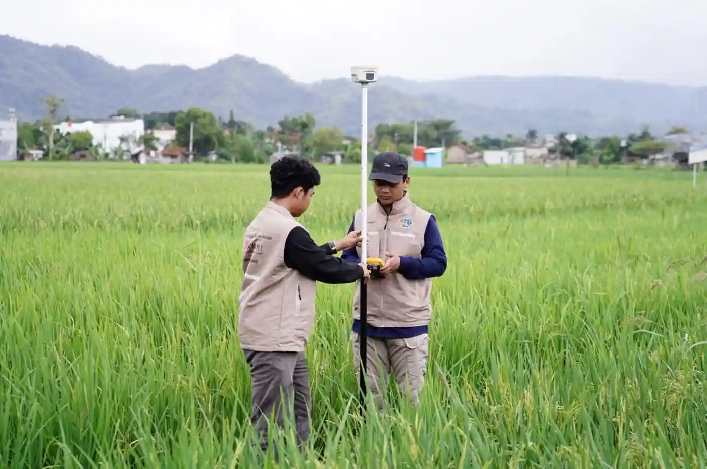 pengukuran tanah oleh petugas ATR BPN di lapangan