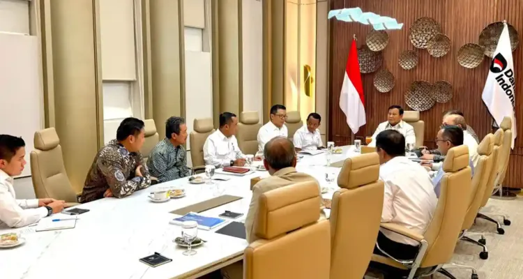 Presiden Prabowo memimpin rapat terbatas kabinet percepatan program nasional