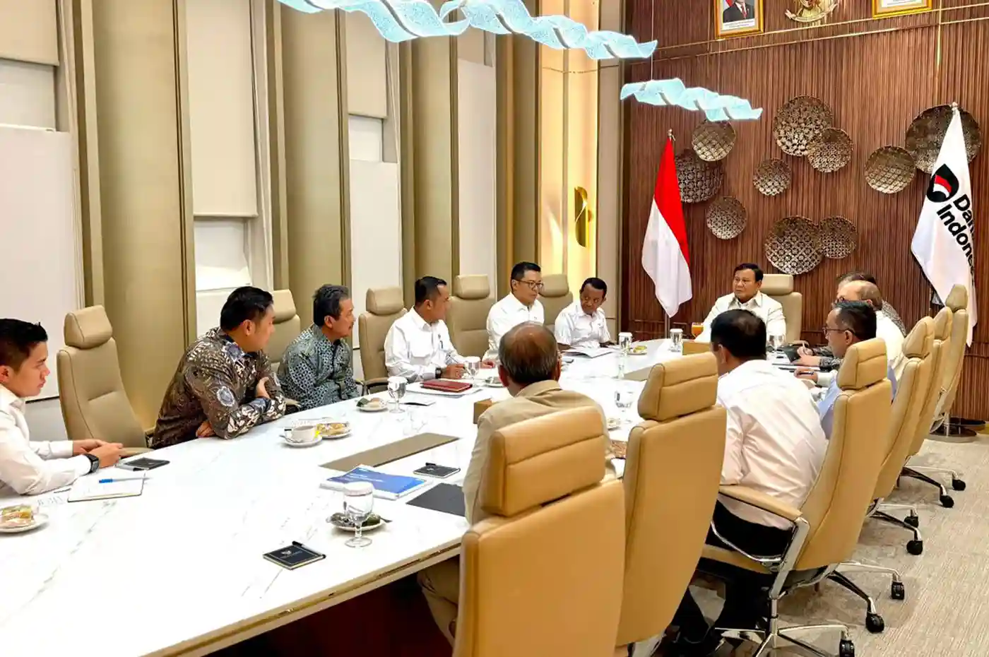Presiden Prabowo memimpin rapat terbatas kabinet percepatan program nasional