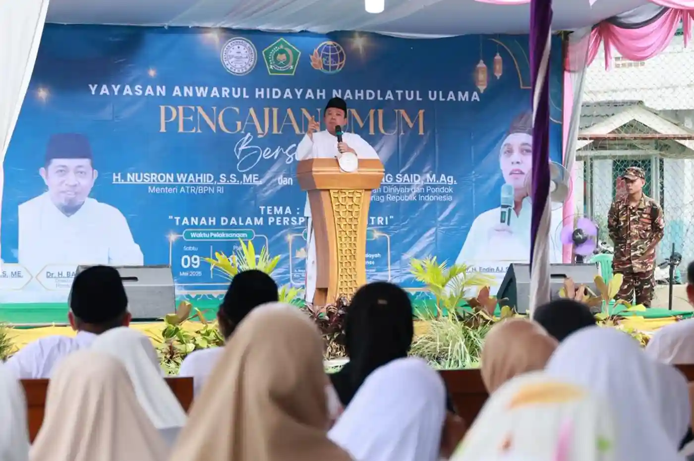 nusron wahid menyerahkan sertipikat tanah wakaf di pandeglang