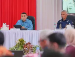 wamen atr ossy dermawan menyerahkan sertipikat di sulawesi tengah