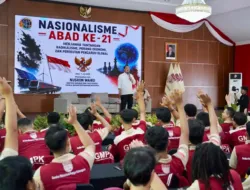 nusron wahid menyampaikan materi nasionalisme kepada mahasiswa gmpk