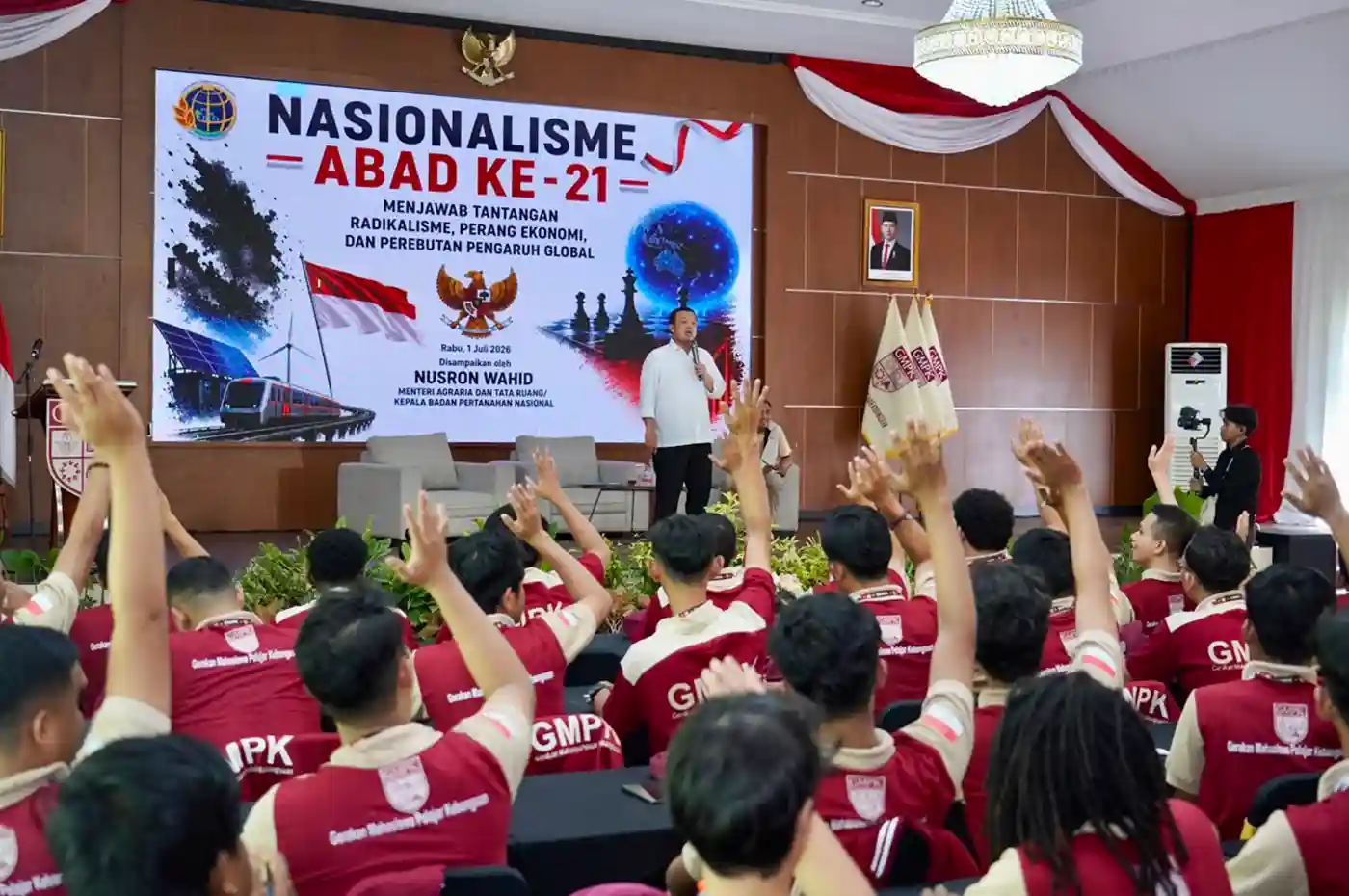 nusron wahid menyampaikan materi nasionalisme kepada mahasiswa gmpk
