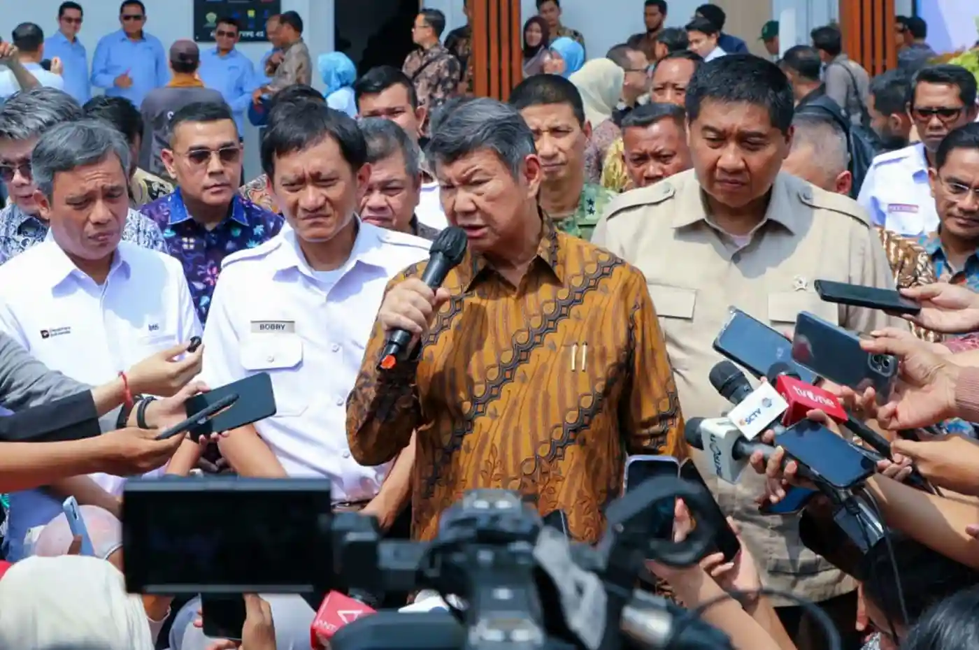 ketua satgas perumahan ri dan pejabat kementerian atr bpn dalam groundbreaking hunian terjangkau dengan program sertifikat gratis mbr.