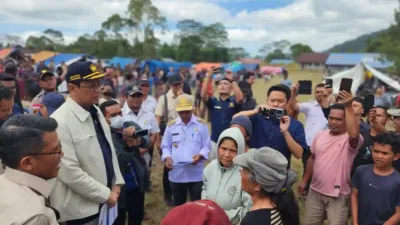 menkeu purbaya meninjau dampak gempa ntt