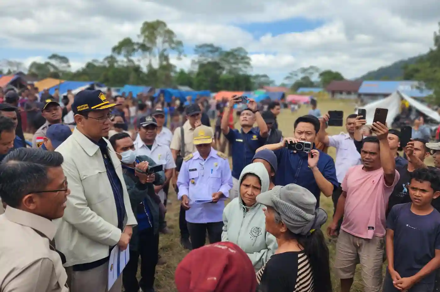 menkeu purbaya meninjau dampak gempa ntt
