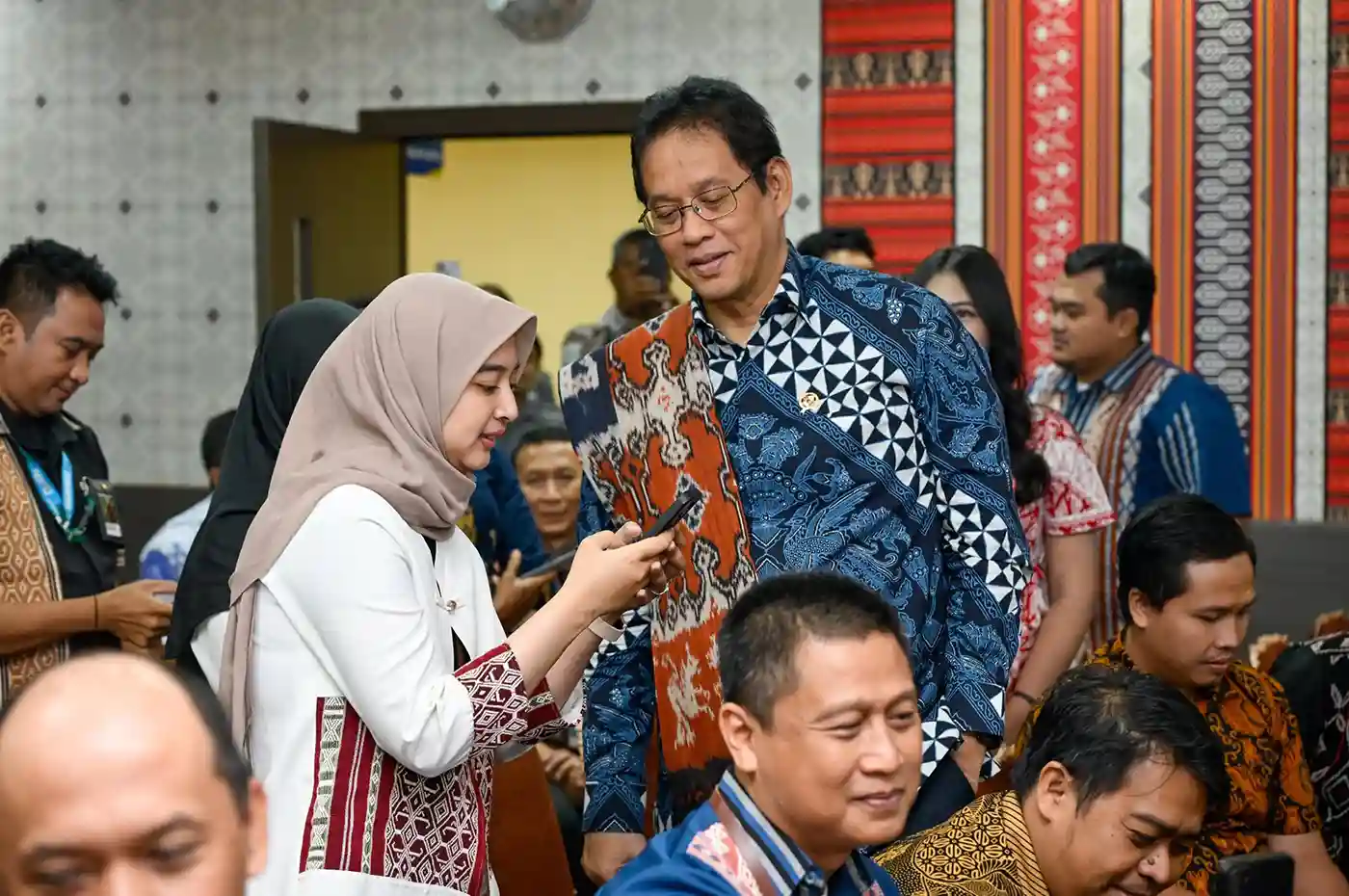 pejabat pemerintah sedang berkoordinasi menjaga stabilitas ekonomi daerah