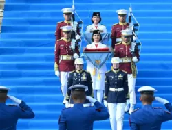 prosesi kirab bendera pusaka menyambut hari kemerdekaan indonesia
