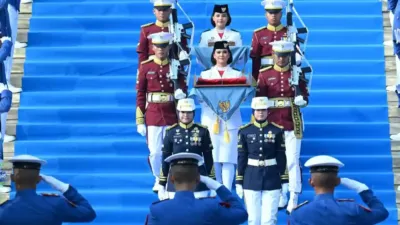 prosesi kirab bendera pusaka menyambut hari kemerdekaan indonesia