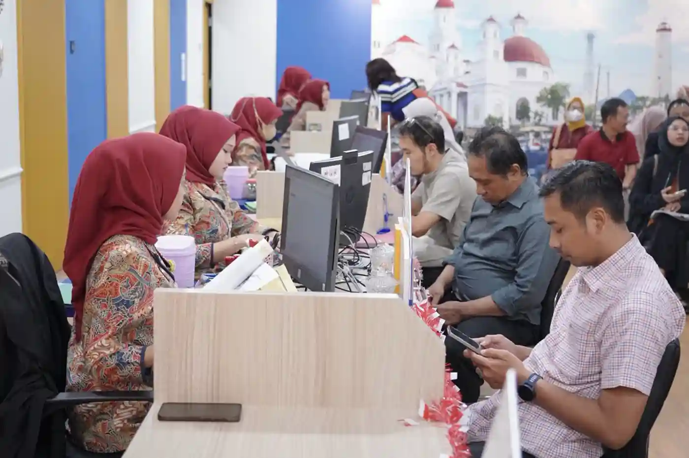 warga mengurus administrasi balik nama sertifikat di kantor kementerian atr bpn