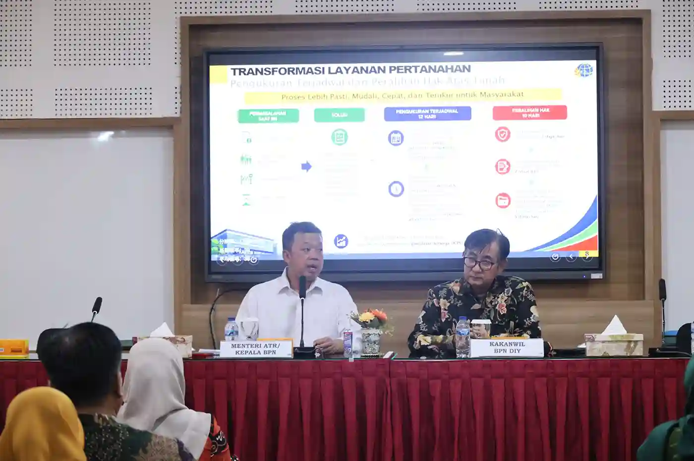 menteri atr bpn nusron wahid saat memberikan paparan dalam sosialisasi transformasi layanan pertanahan di sleman