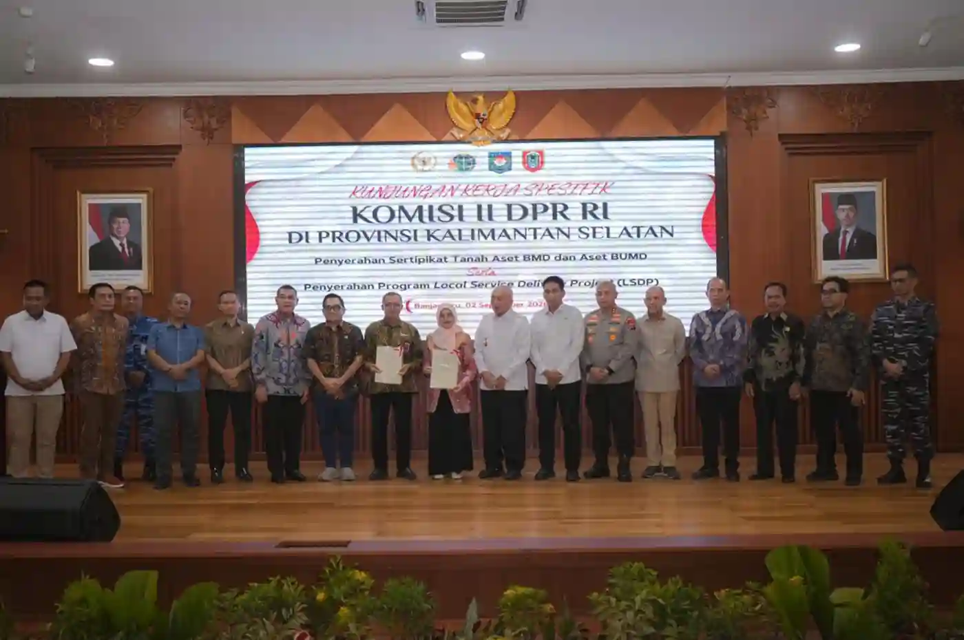 penyerahan sertipikat aset pemerintah daerah oleh wamen atr bpn dan ketua komisi ii dpr ri di banjarbaru kalimantan selatan