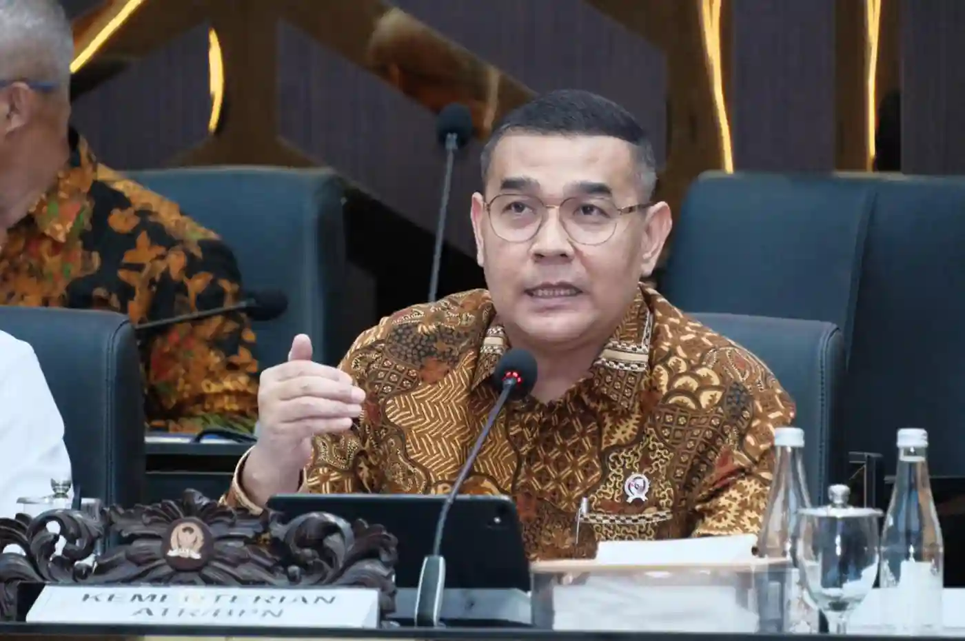 rapat kerja antara kementerian atr bpn dan baleg dpr ri membahas ruu pengaturan reforma agraria di jakarta