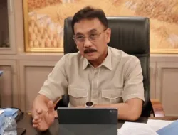 sekjen kementerian atr bpn dalu agung darmawan saat memberikan arahan dalam rapat virtual