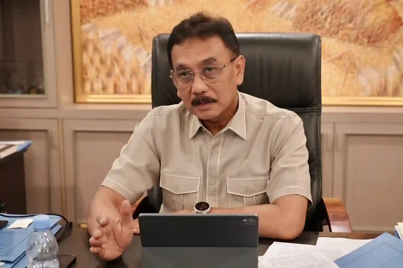 sekjen kementerian atr bpn dalu agung darmawan saat memberikan arahan dalam rapat virtual