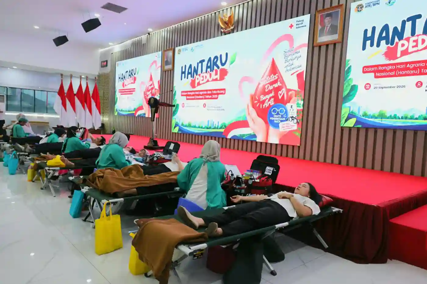 suasana kegiatan donor darah oleh jajaran pegawai di aula prona kementerian atr bpn