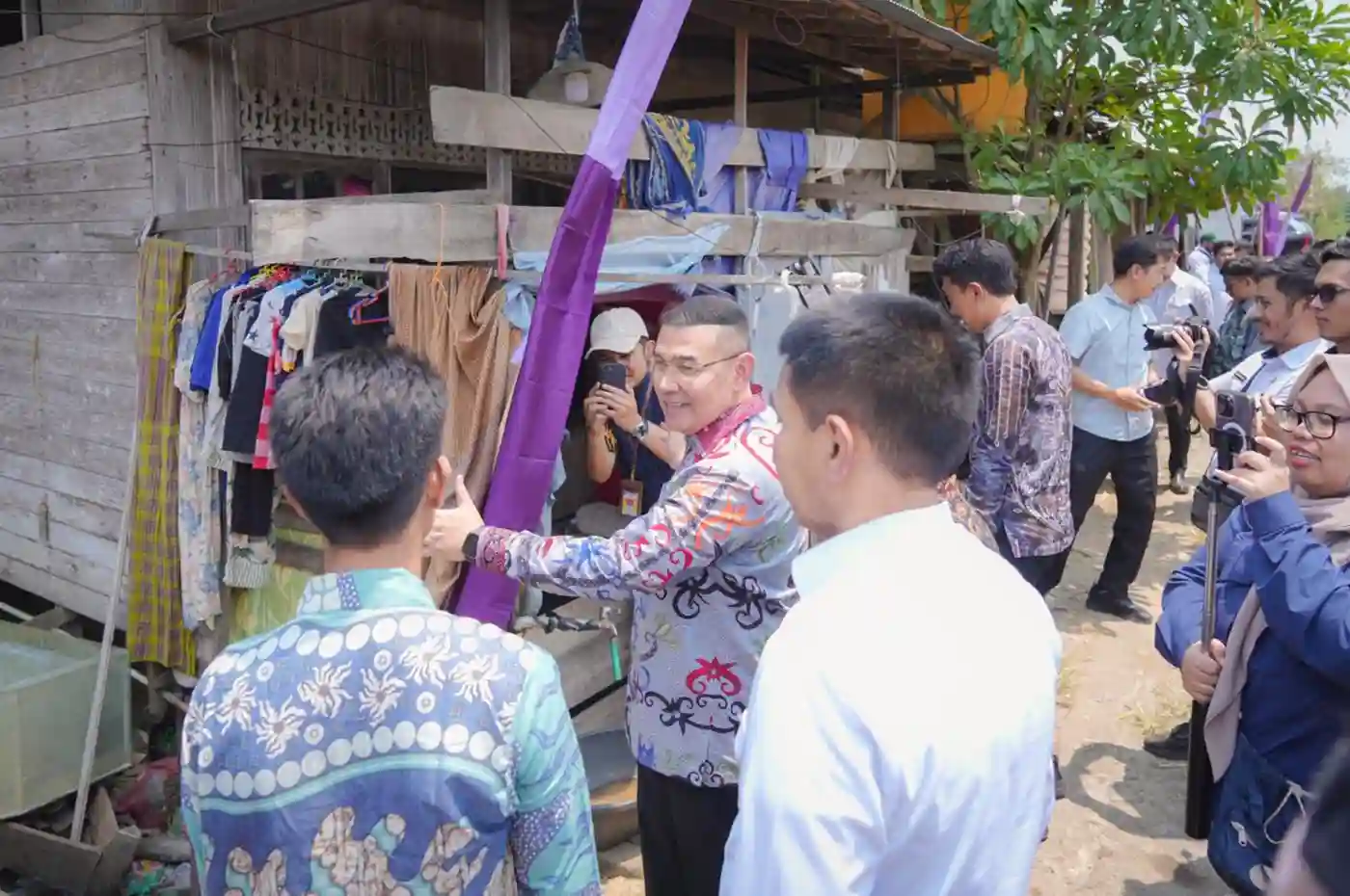 wakil menteri atr bpn menyerahkan sertipikat tanah kepada warga mbr di kabupaten banjar