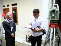 warga menunjukkan dokumen kepastian jadwal pengukuran tanah di kantor pertanahan jakarta barat