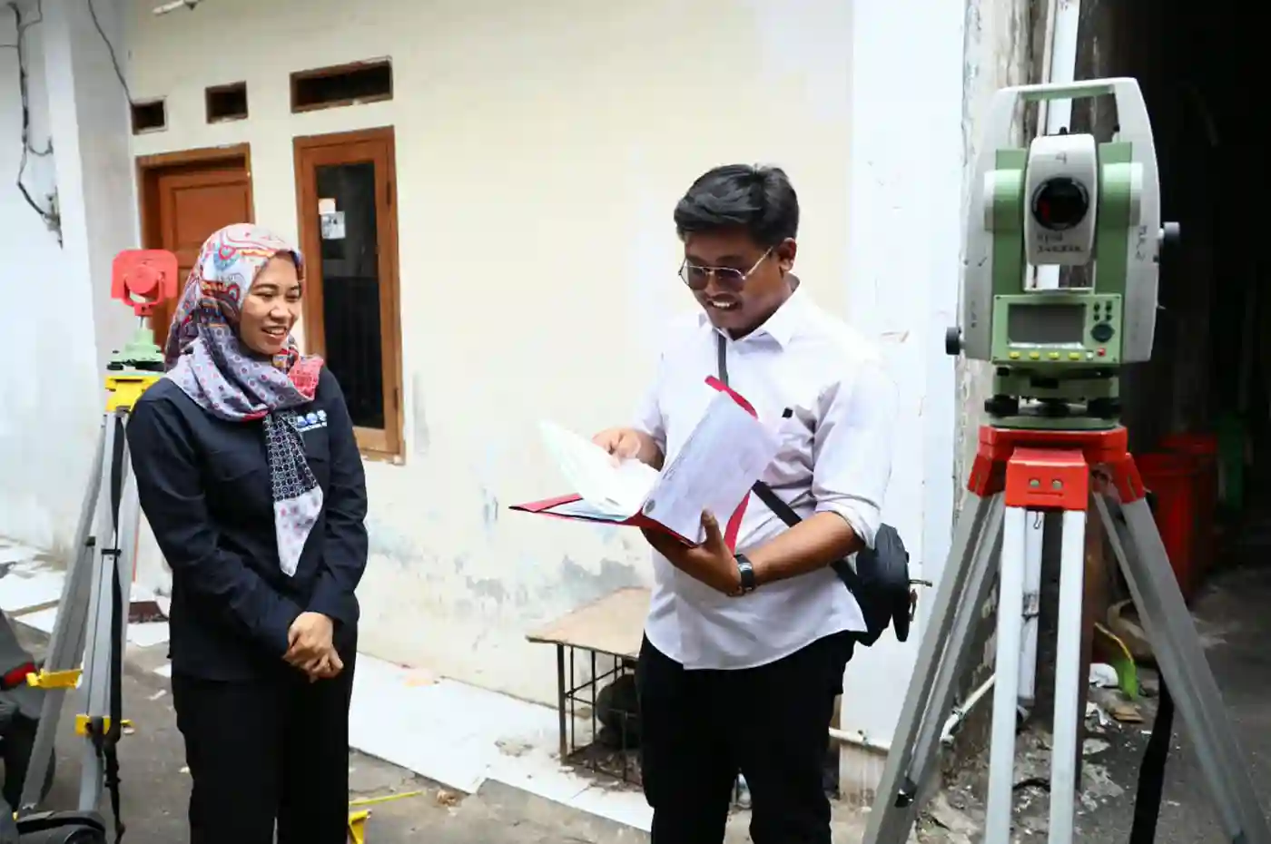 warga menunjukkan dokumen kepastian jadwal pengukuran tanah di kantor pertanahan jakarta barat