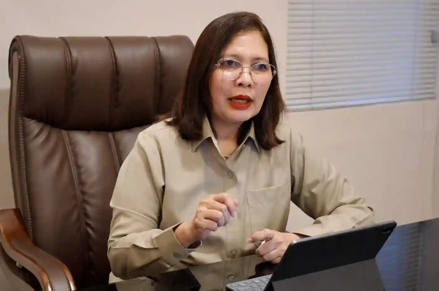 dirjen penataan agraria kementerian atr bpn, embun sari, memberikan penjelasan mengenai pengesahan ruu pengaturan reforma agraria
