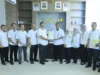 kepala kantor pertanahan kabupaten pesawaran menyerahkan sertipikat aset tanah pemerintah kepada kepala dinas bina marga provinsi lampung
