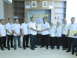 kepala kantor pertanahan kabupaten pesawaran menyerahkan sertipikat aset tanah pemerintah kepada kepala dinas bina marga provinsi lampung