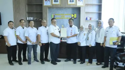 kepala kantor pertanahan kabupaten pesawaran menyerahkan sertipikat aset tanah pemerintah kepada kepala dinas bina marga provinsi lampung