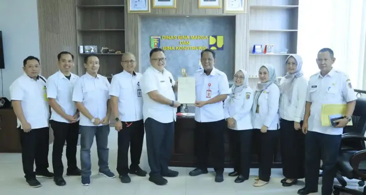 kepala kantor pertanahan kabupaten pesawaran menyerahkan sertipikat aset tanah pemerintah kepada kepala dinas bina marga provinsi lampung