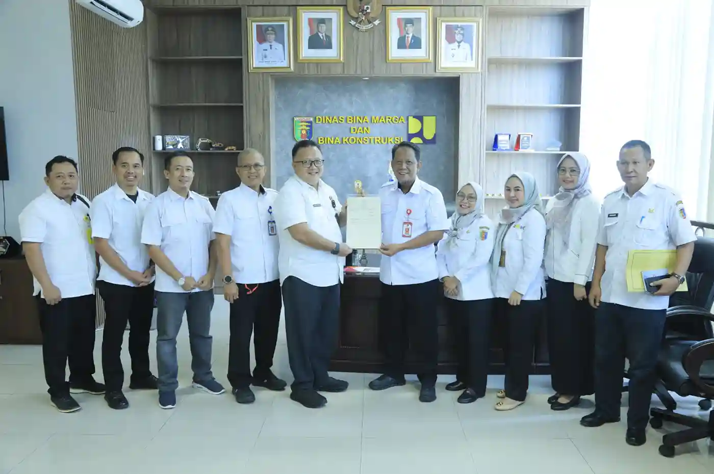 kepala kantor pertanahan kabupaten pesawaran menyerahkan sertipikat aset tanah pemerintah kepada kepala dinas bina marga provinsi lampung